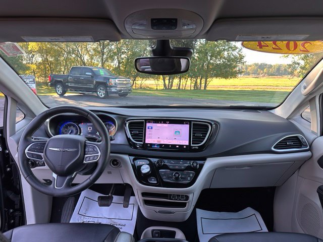 Used 2024 Chrysler Pacifica Touring-L FWD image 15