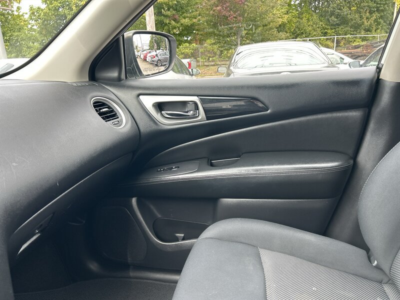 Used 2018 Nissan Pathfinder SV AWD/4WD image 12