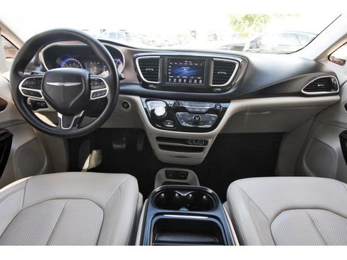 Used 2021 Chrysler Voyager Lxi image 12