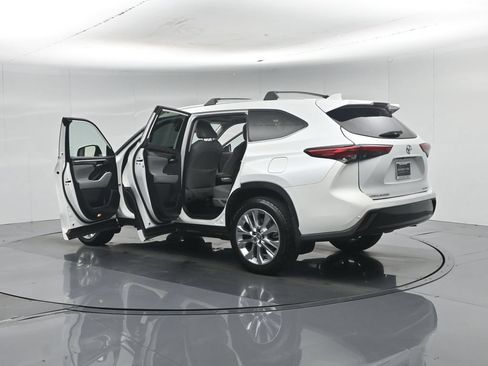Used 2022 Toyota Highlander Limited FWD image 41
