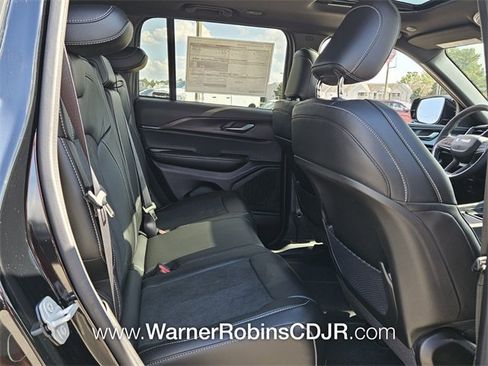 New 2025 Jeep Grand Cherokee Altitude image 15