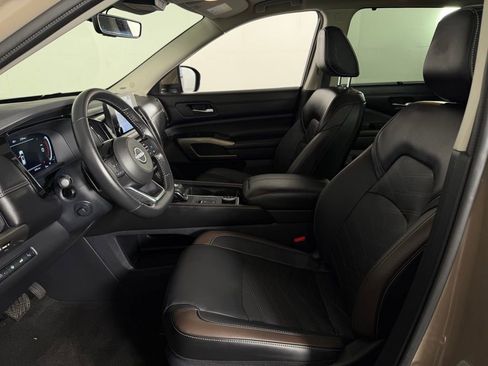 Used 2024 Nissan Pathfinder Platinum image 22