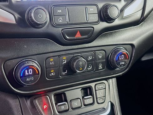 Used 2019 GMC Terrain SLE w/ Driver Convenience Package FWD image 16