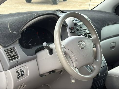 Used 2010 Toyota Sienna LE image 10