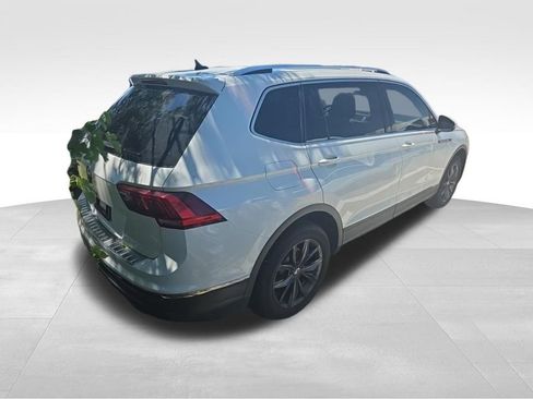 Used 2023 Volkswagen Tiguan SE w/ Panoramic Sunroof Package FWD image 6