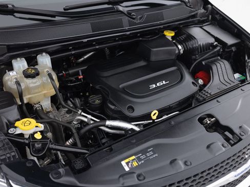 Used 2018 Chrysler Pacifica Touring-L w/ Tire & Wheel Group image 40