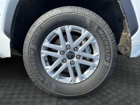Used 2022 Toyota Tundra SR5 w/ SR5 Convenience Package AWD/4WD image 15
