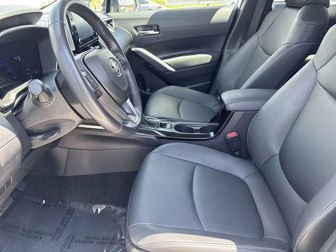 Used 2022 Toyota Corolla Cross XLE w/ Convenience Package FWD image 18