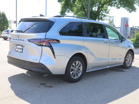 Used 2024 Toyota Sienna XLE image 8