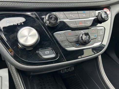 Used 2025 Chrysler Pacifica Limited image 31