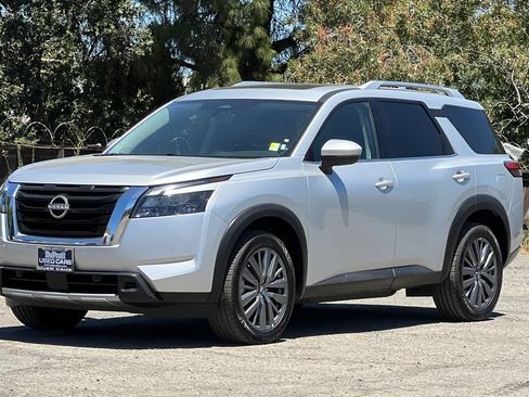Used 2025 Nissan Pathfinder SL w/ SL Premium Package FWD image 8