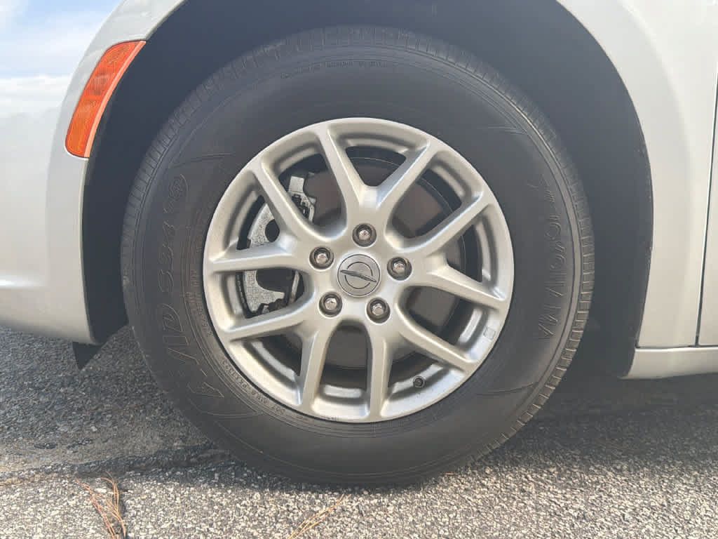 Used 2024 Chrysler Pacifica Touring-L FWD image 4
