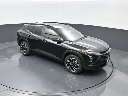 Used 2025 Chevrolet Trax RS w/ Sunroof Package image 1