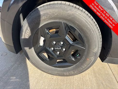 Used 2025 Kia Carnival image 9