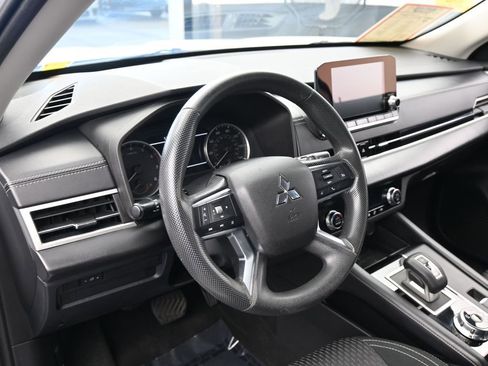 Used 2022 Mitsubishi Outlander ES image 10