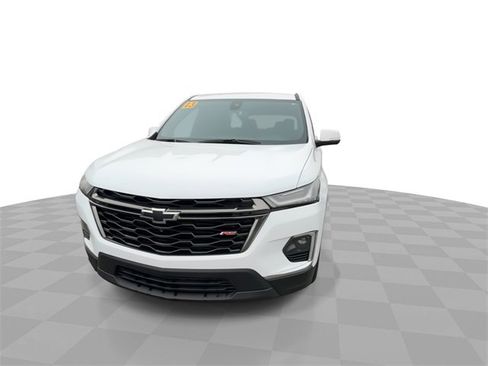 Used 2023 Chevrolet Traverse RS image 3