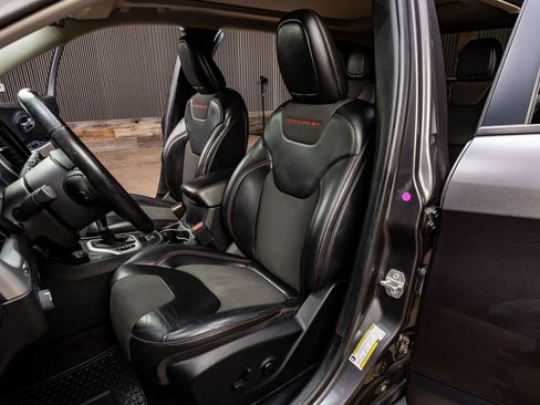 Used 2018 Jeep Cherokee Trailhawk w/ Comfort & Convenience Group image 25