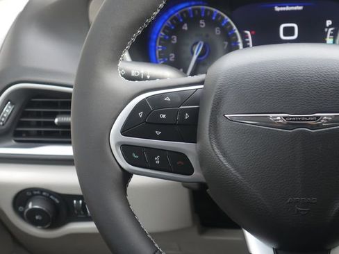Used 2024 Chrysler Pacifica Touring-L FWD image 17