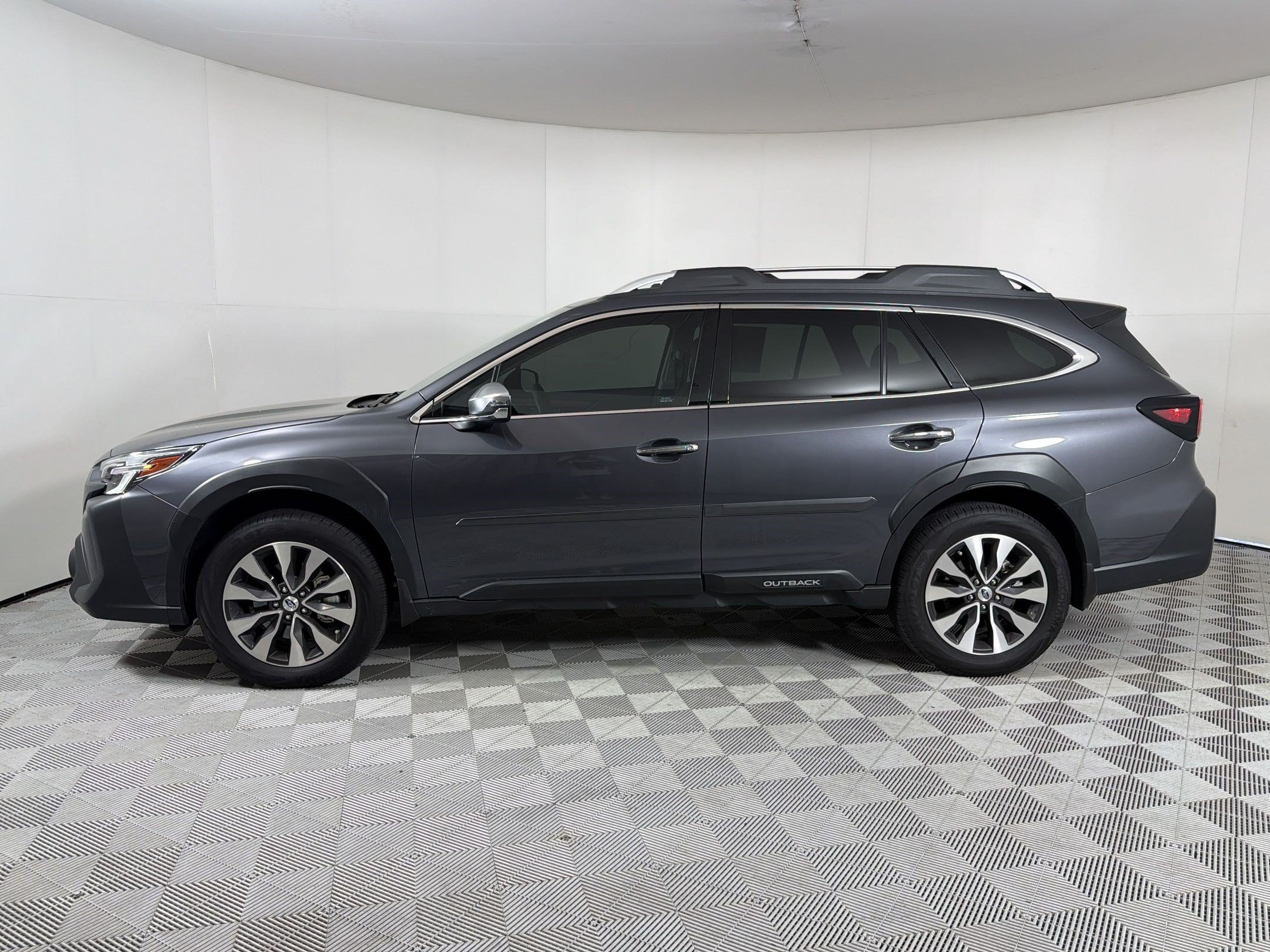 Used 2025 Subaru Outback Touring AWD/4WD image 2