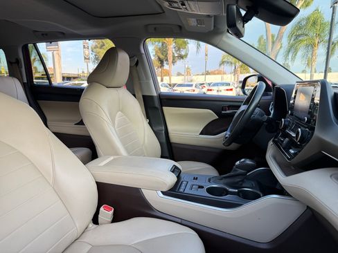 Used 2021 Toyota Highlander XLE image 21