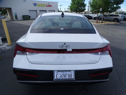 Used 2025 Hyundai Elantra Limited image 5