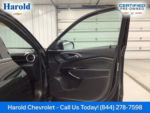 Certified 2025 Chevrolet Trax RS FWD image 13