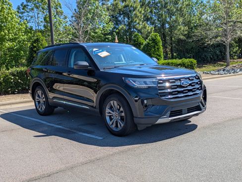 Certified 2025 Ford Explorer Active w/ Active Comfort Package AWD/4WD image 2