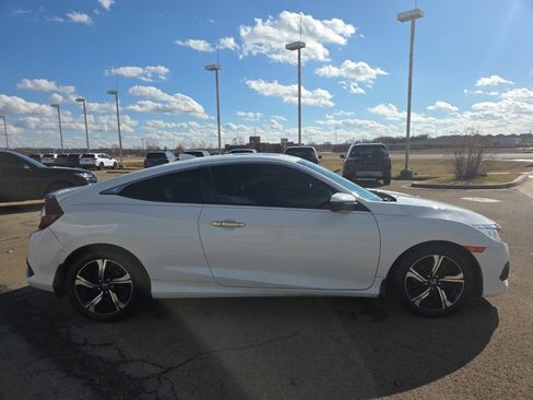 Used 2017 Honda Civic Touring image 4