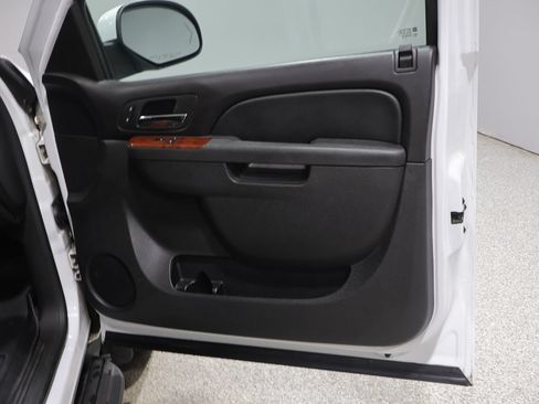 Used 2011 GMC Yukon XL SLT w/ SLT-2 Equipment Package AWD/4WD image 22