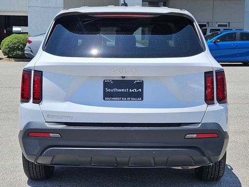 Used 2023 Kia Sorento LX FWD image 2