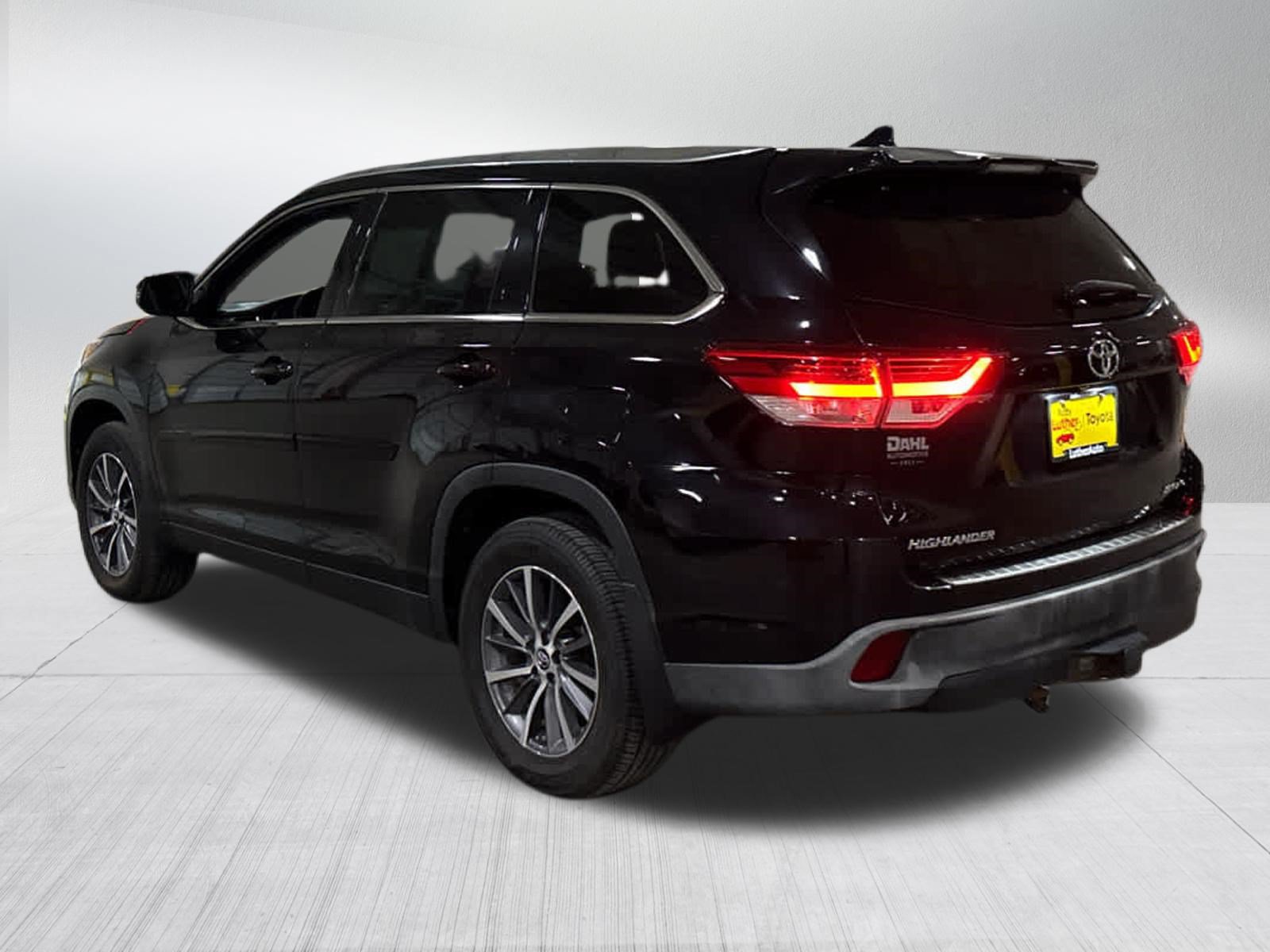 Certified 2019 Toyota Highlander XLE AWD/4WD image 4