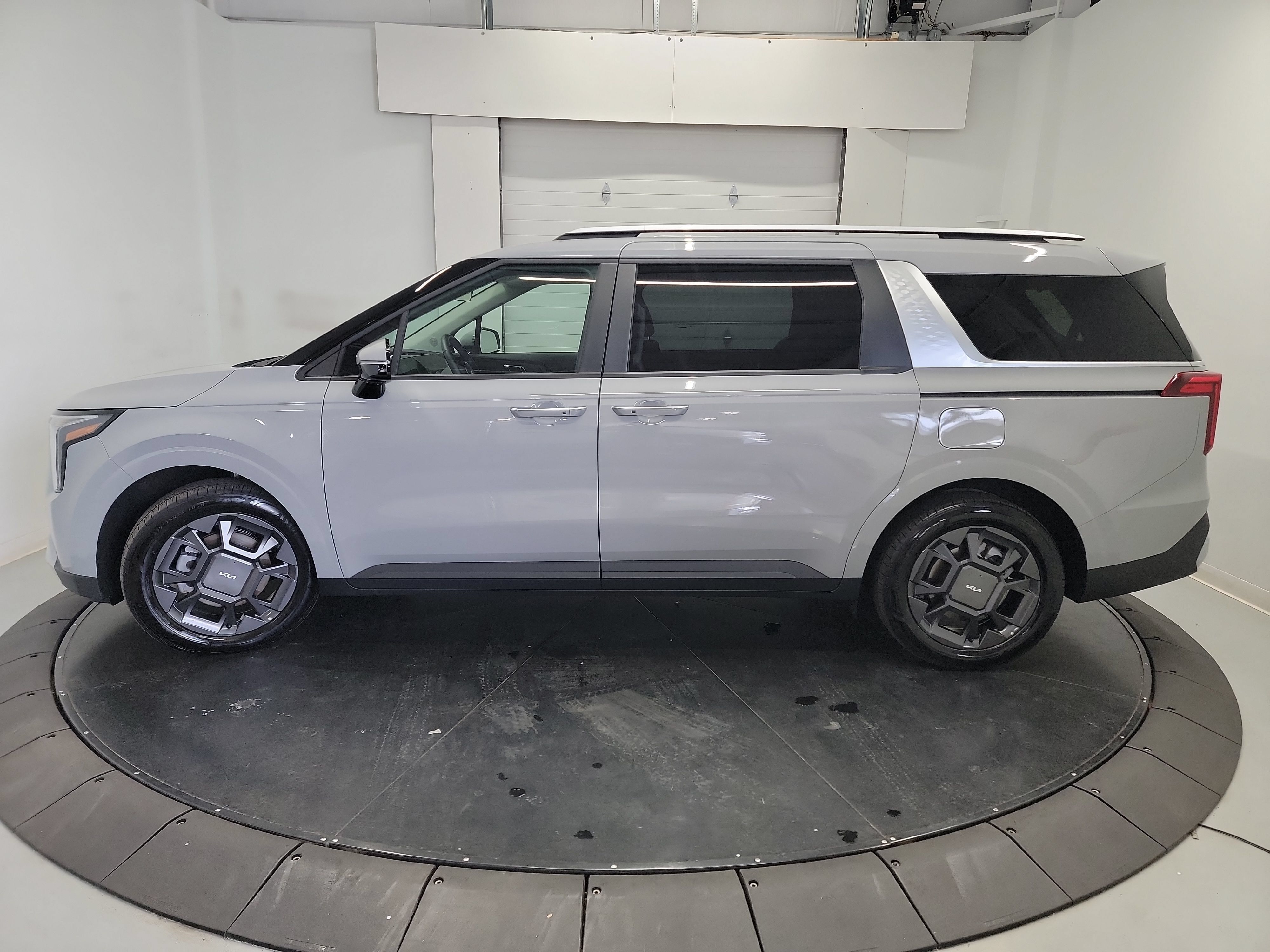 Used 2026 Kia Carnival EX FWD image 4