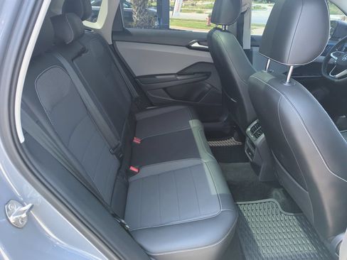 Used 2023 Volkswagen Taos SE w/ Panoramic Sunroof Package FWD image 32