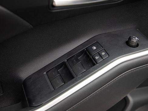 Used 2020 Toyota Highlander XLE AWD/4WD image 23