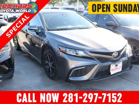 Used 2022 Toyota Camry SE image 1