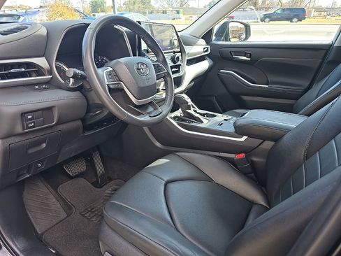 Used 2024 Toyota Highlander XLE FWD image 6
