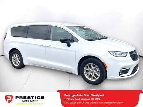 Used 2024 Chrysler Pacifica Touring-L FWD image 1