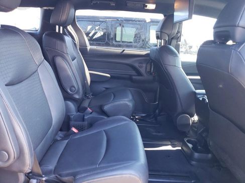 Used 2025 Toyota Sienna XLE Woodland Edition image 9