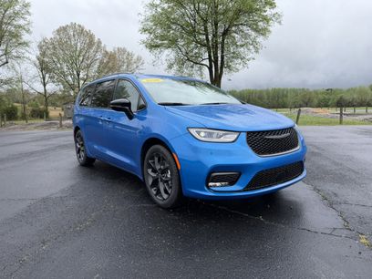 New 2026 Chrysler Pacifica Select