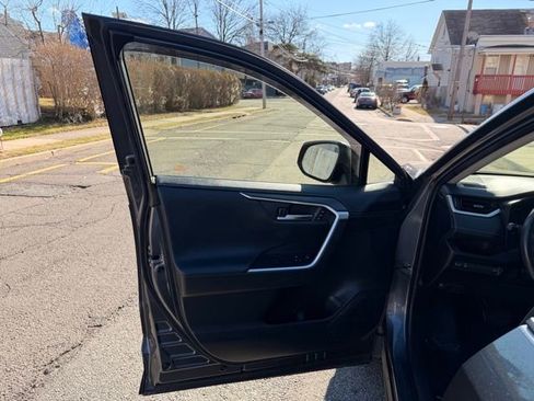 Used 2019 Toyota RAV4 Limited image 17