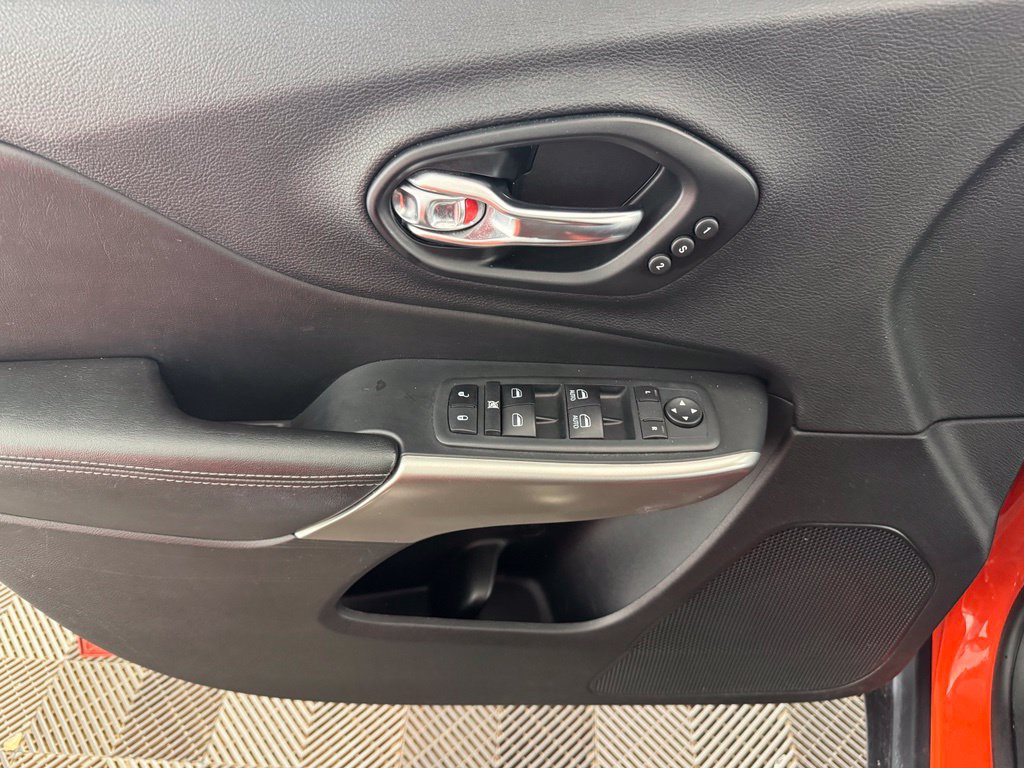Used 2021 Jeep Cherokee High Altitude AWD/4WD image 19