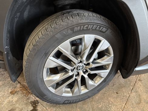 Used 2023 Toyota RAV4 XLE Premium image 12