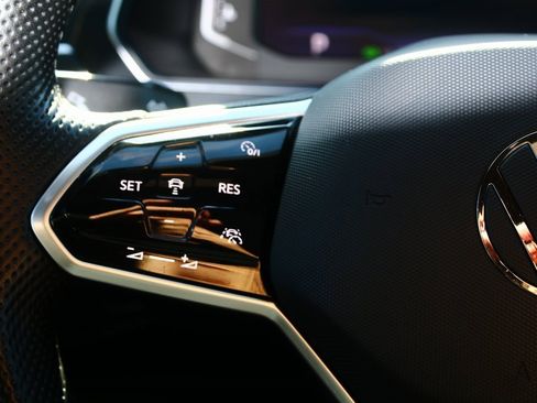 Used 2023 Volkswagen Tiguan SEL R-Line image 15