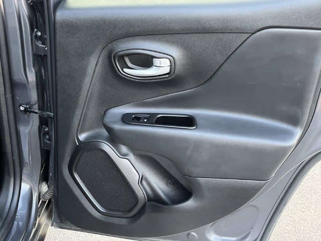 Used 2023 Jeep Renegade Latitude AWD/4WD image 19