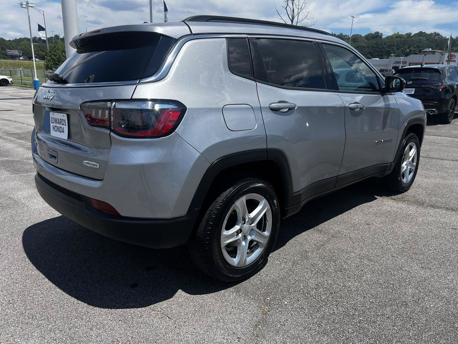 Used 2024 Jeep Compass Latitude AWD/4WD image 32
