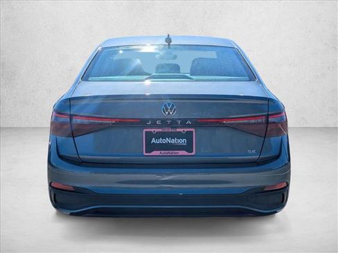 Certified 2025 Volkswagen Jetta SE w/ Sunroof Package image 9