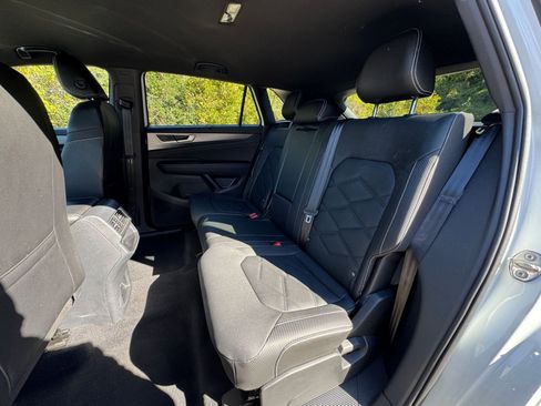 Used 2025 Volkswagen Atlas Cross Sport SE image 32