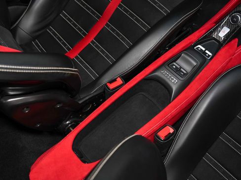Used 2021 Ferrari F8 Tributo RWD image 40