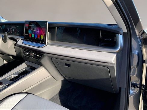 Certified 2025 Volkswagen Tiguan SE image 17