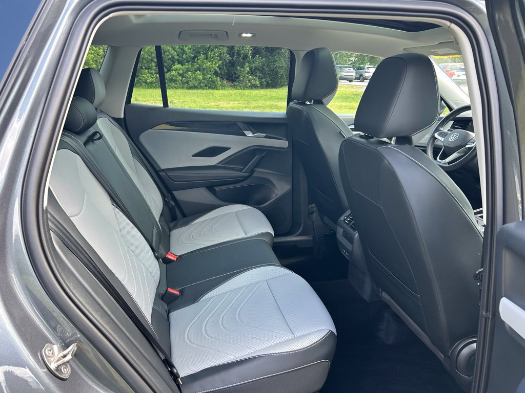 Certified 2025 Volkswagen Tiguan SE w/ Panoramic Sunroof Package AWD/4WD image 46